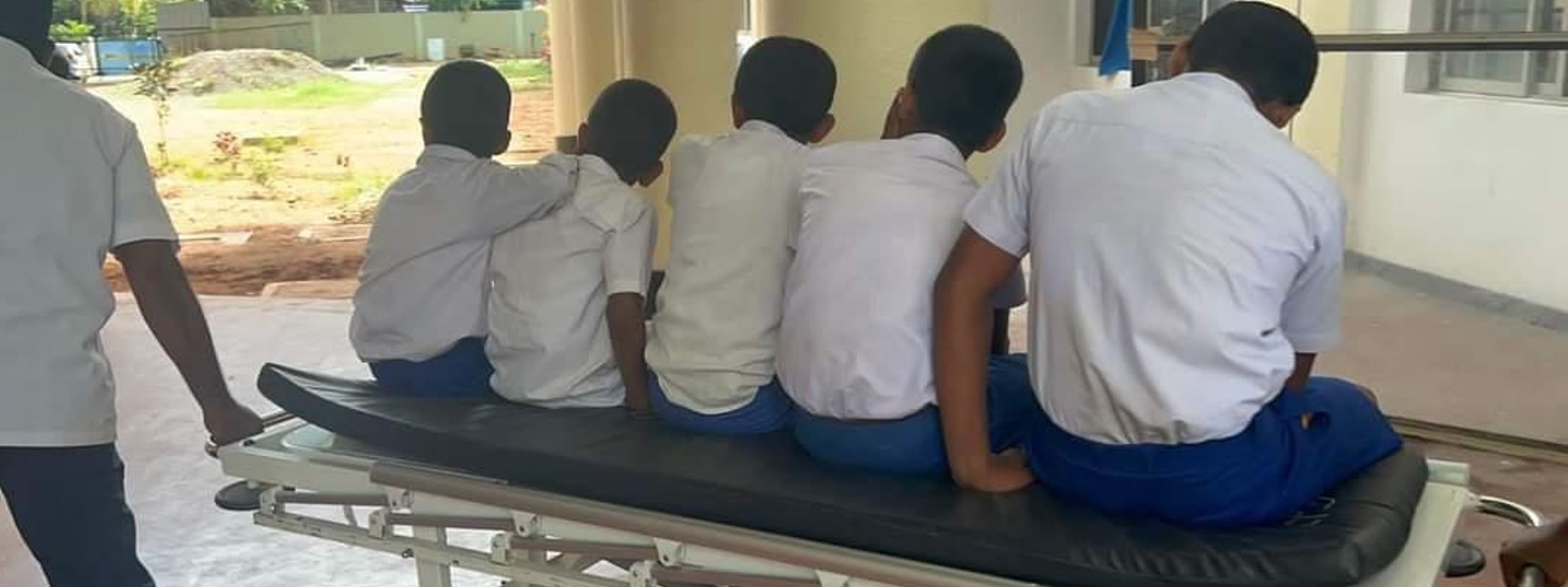 குளவி கொட்டு: 40 மாணவர்கள் வைத்தியசாலையில் அனுமதி